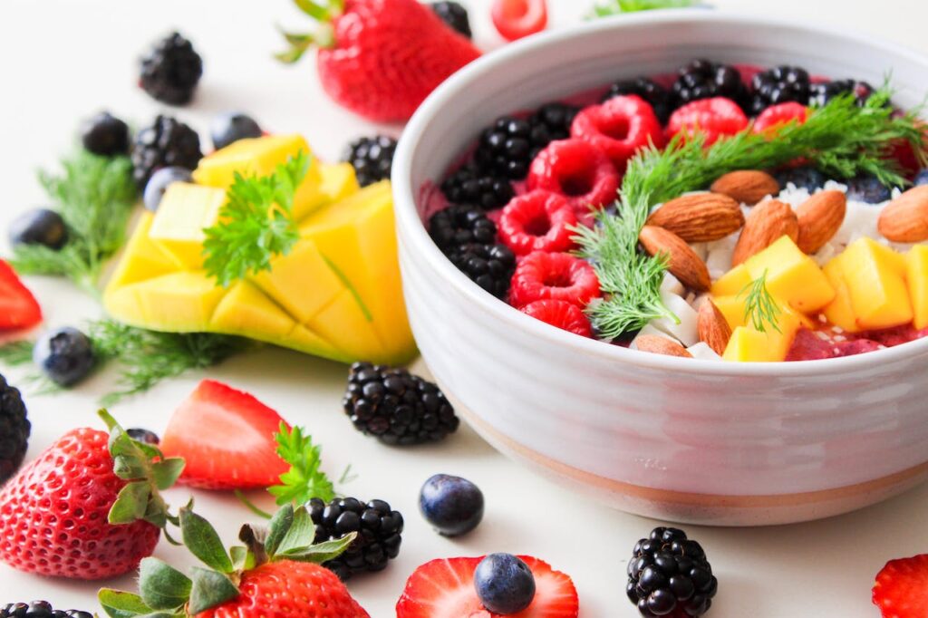 White ceramic bowl filled with vibrant fruit salad, highlighting an assortment of low glycemic foods for a nutritious and balanced diet